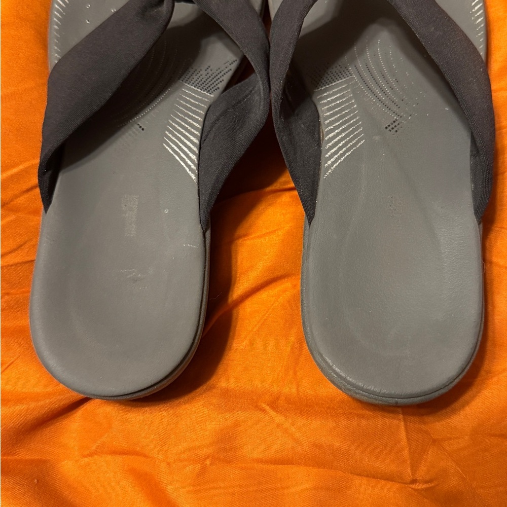 Clark’s Size 9 Black Flip Flops